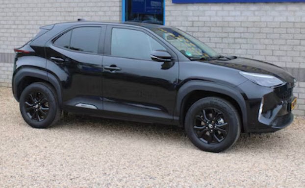 NIEUWE zwarte 16” Toyota Yaris Cross velgen + winterbanden, 16 inch, Banden en Velgen, Nieuw, 205 mm
