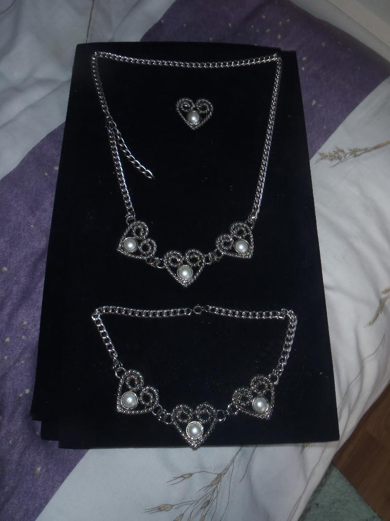 Een zilverkleurige ketting met riem, Ophalen of Verzenden, Nieuw, Zilver, Overige materialen
