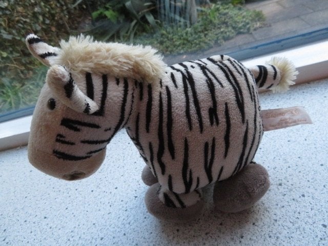 Zebra zebrapaard merk Tiamo zacht velours ca 20 cm hoog, Paard, Korrelvulling, Ophalen of Verzenden, Zo goed als nieuw