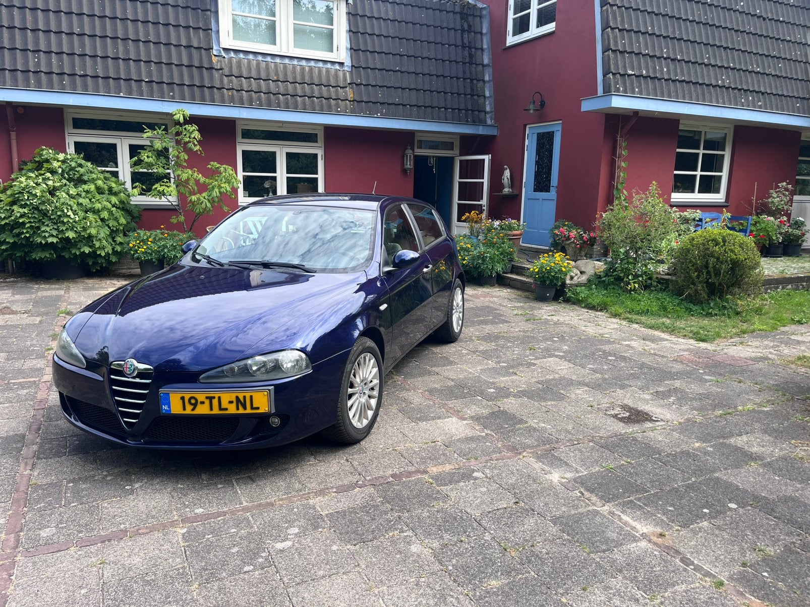 Alfa met Leer Airco Nieuwe distr.ketting (2025) APK t/m2027, Auto's, Alfa Romeo, Voorwielaandrijving, Beige, 4 cilinders, Metallic lak