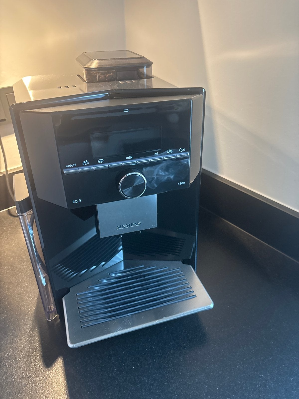 Siemens EQ.9 S300 volautomatische espressomachine, Witgoed en Apparatuur, Koffiezetapparaten, Afneembaar waterreservoir, Espresso apparaat