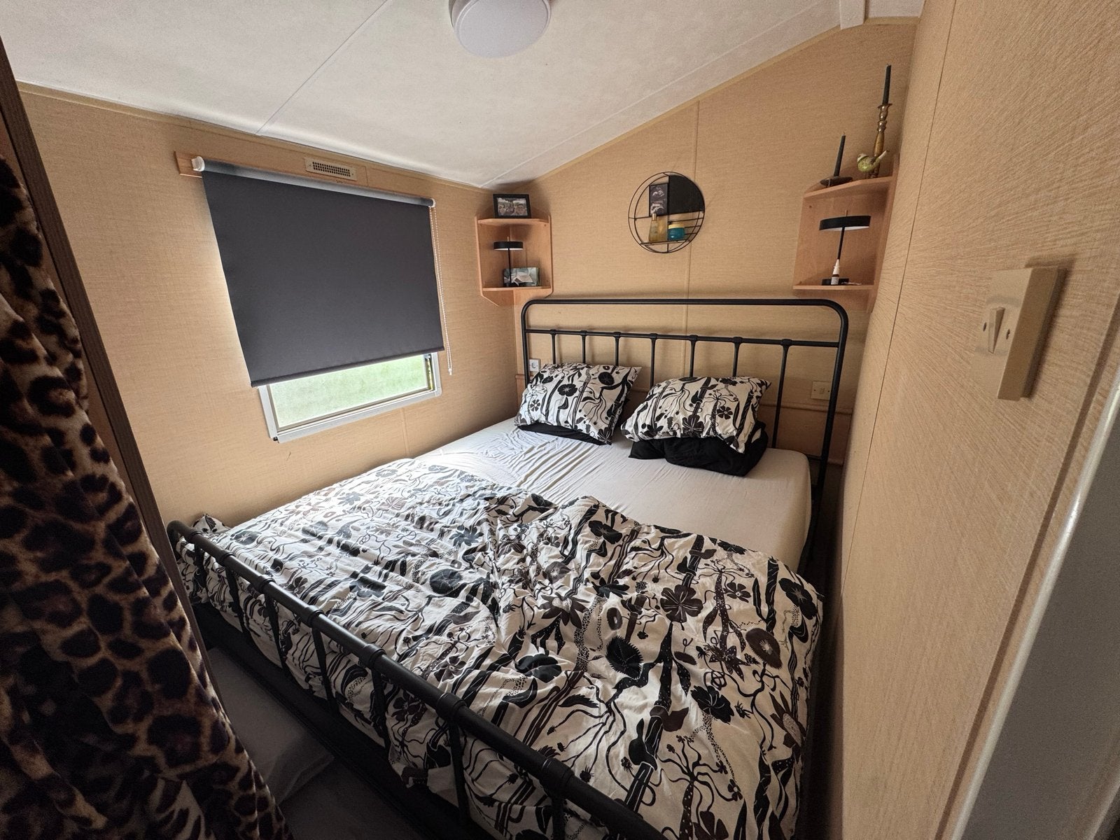 Tweepersoonsbed 180/200 met matras (jaar oud), Ophalen, Zwart, Tweepersoons, Zo goed als nieuw