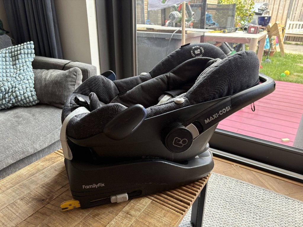 Maxicosi pebble pro met i-size insert en FamilyFix base, Ophalen, Gebruikt, Isofix, 0 t/m 13 kg