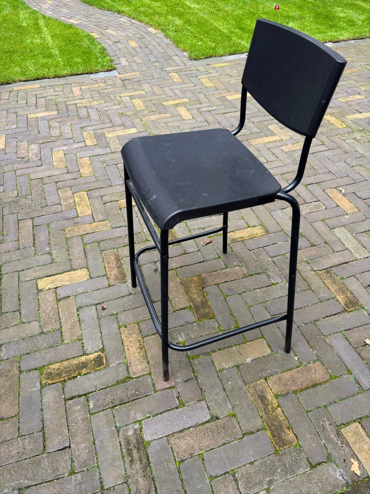 Zwarte kunststof barkruk met rugleuning en voetsteun, Ophalen, Kunststof, Gebruikt, Met voetsteun