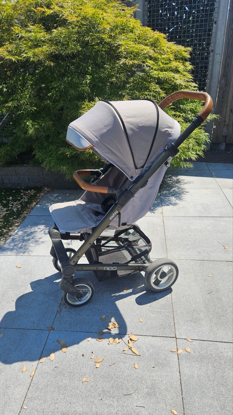 Mutsy Nio kinderwagen - Grijs met bruine accenten, Kinderen en Baby's, Kinderwagens en Combinaties, Gebruikt, Verstelbare duwstang