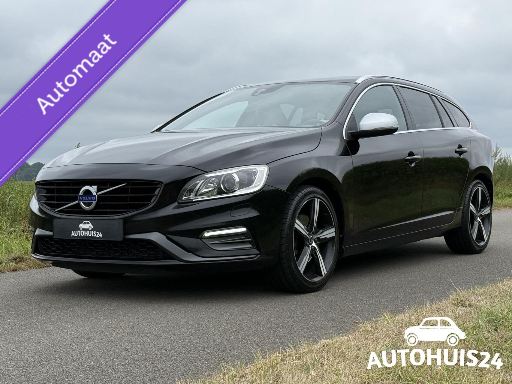 Volvo V60 1.5 T3 AUT R-Design Trekhaak|Camera|Navi|Xenon|NL-, Dealer onderhouden, 4 cilinders, Met garantie (alle), Zwart