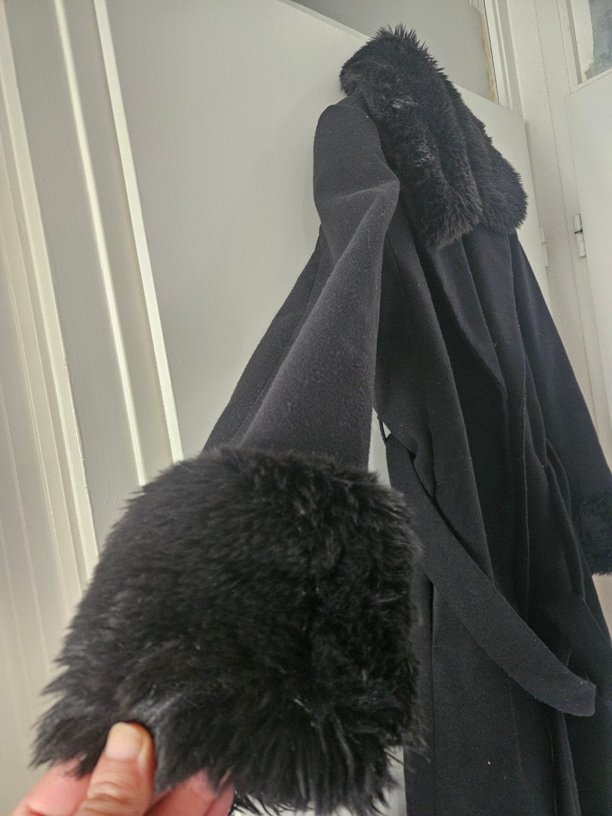 Zwarte winterjas met bontkraag en manchetten, Maat 38/40 (M), Zwart, Ophalen of Verzenden, Onbekend