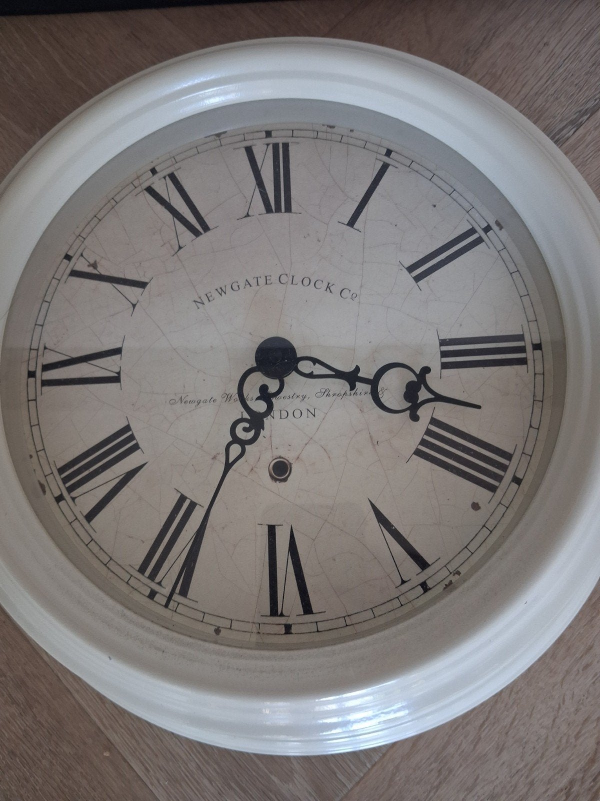 Newgate Clock Co wandklok met Romeinse cijfers, Huis en Inrichting, Ophalen, Wit, Analoog, Overige merken