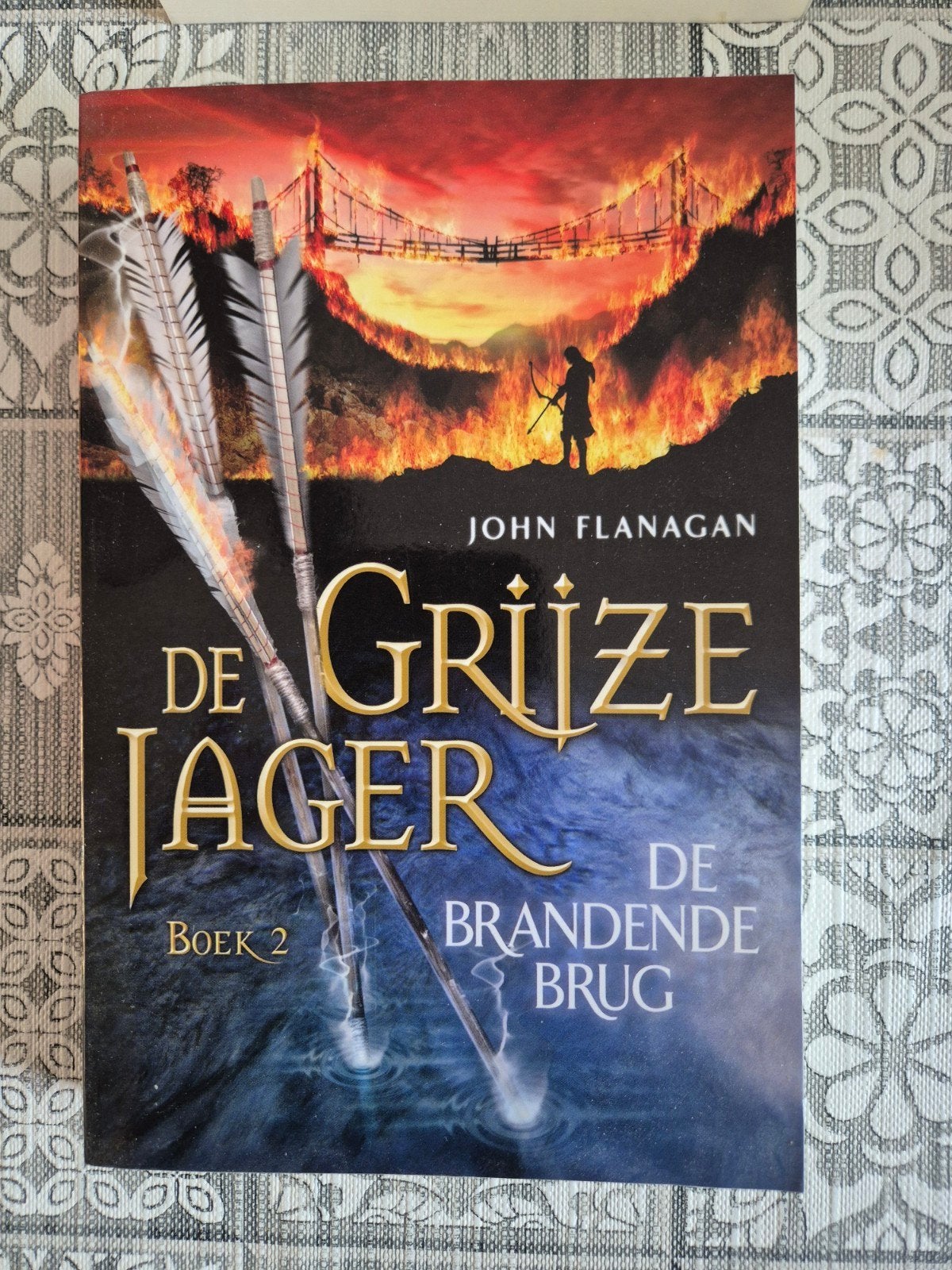 John Flanagan - De brandende brug, Ophalen of Verzenden, Zo goed als nieuw, John Flanagan