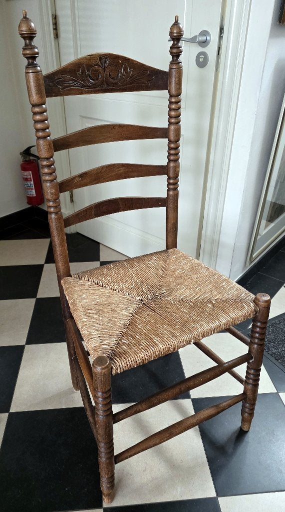Antieke houten stoel met rieten zitting en houtsnijwerk, Antiek en Kunst, Antiek | Meubels | Stoelen en Banken, Ophalen