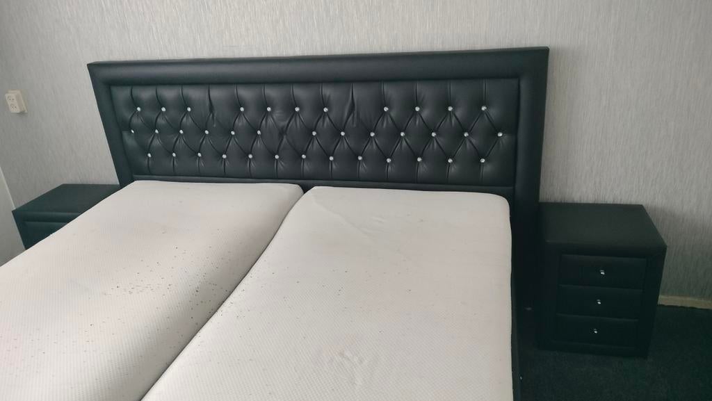 Luxe tweepersoonsbed met strass hoofdbord en nachtkastjes, Zwart, Tweepersoons, Ophalen of Verzenden, Zo goed als nieuw