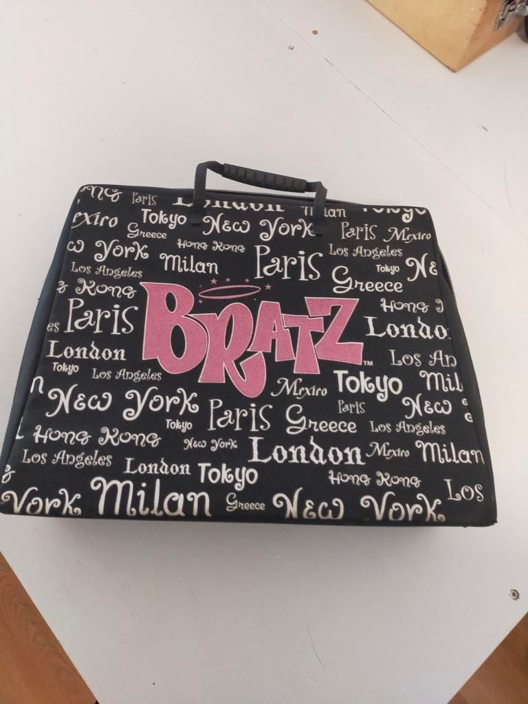Bratz opbergdoos voor Bratz poppen, Verzamelen, Poppen, Ophalen of Verzenden, Gebruikt, Pop
