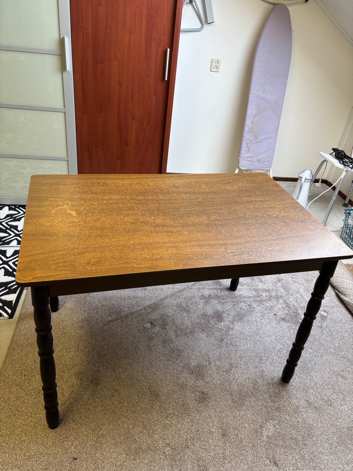 Antieke tafel met gedraaide poten, Ophalen