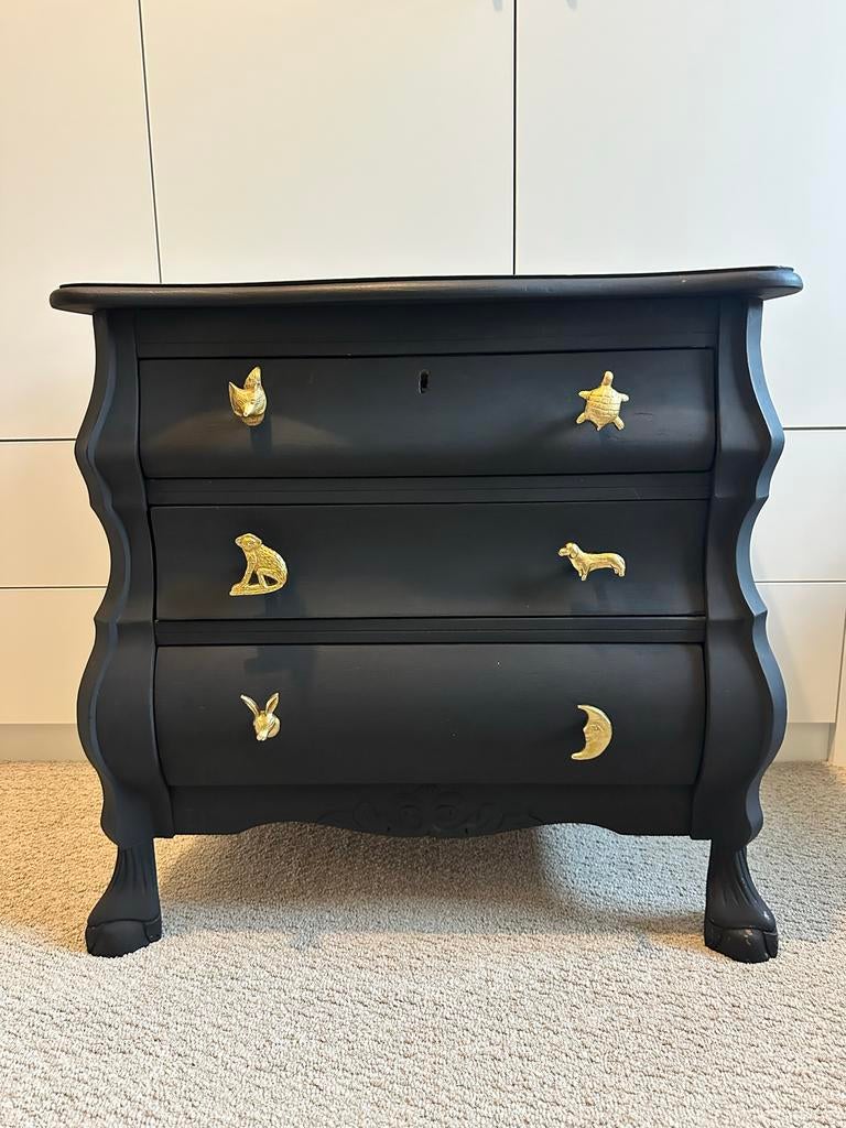 Zwart buikkastje met gouden dierengrepen, Antiek en Kunst, Antiek | Meubels | Kasten, Ophalen