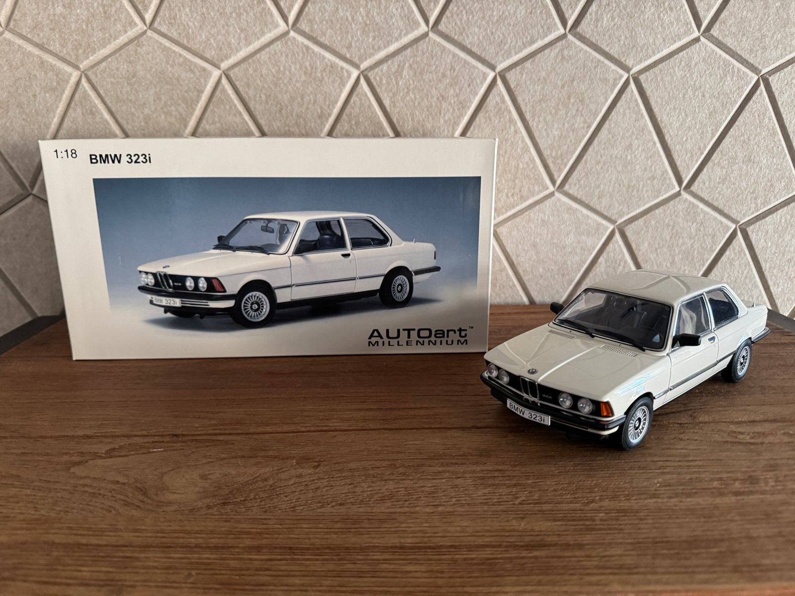 BMW E21 323i 1977 Alpinewhite Autoart 1/18 75111 ZELDZAAM, Hobby en Vrije tijd, Ophalen of Verzenden, Zo goed als nieuw, Auto