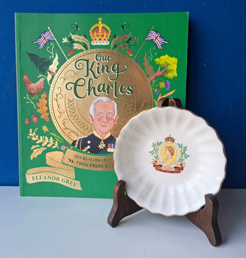 Boek Our King Charles & Schaaltje Queen Elizabeth Coronation, Verzamelen, Koninklijk Huis en Royalty, Gebruikt, Servies, Buitenland