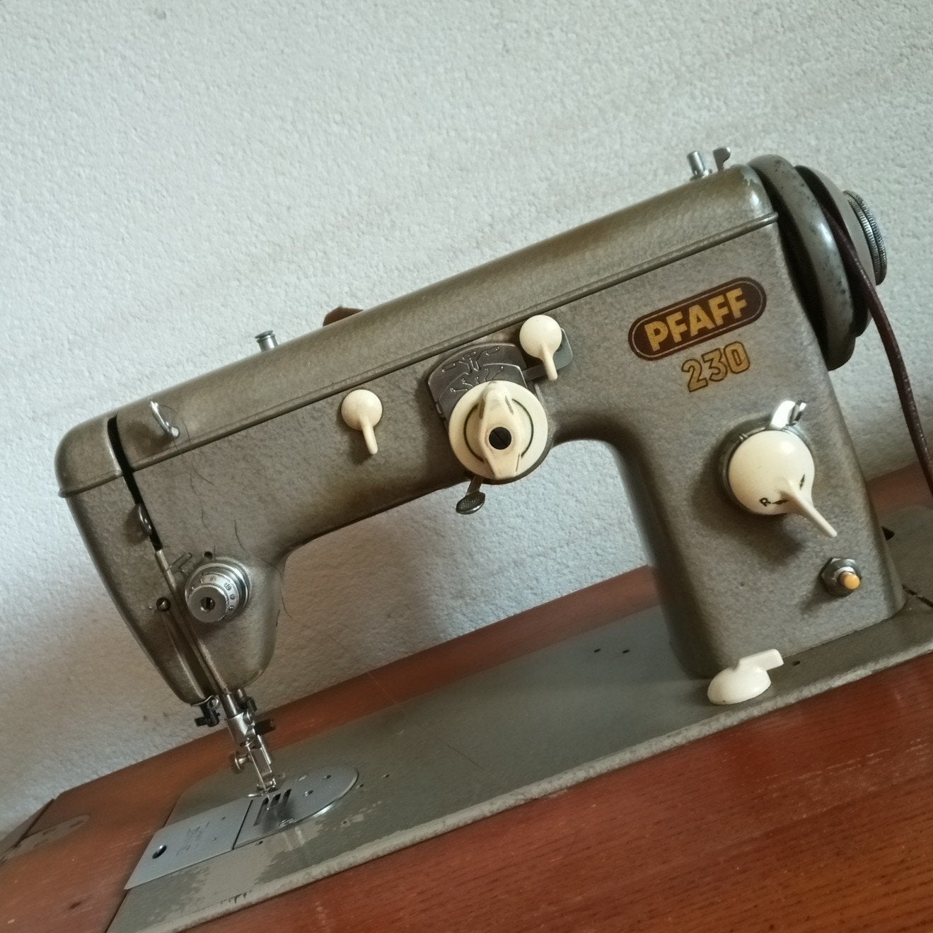 Vintage Pfaff 230 Naaimachine met Meubel en Accessoires, Ophalen, Gebruikt, Naaimachine, Pfaff