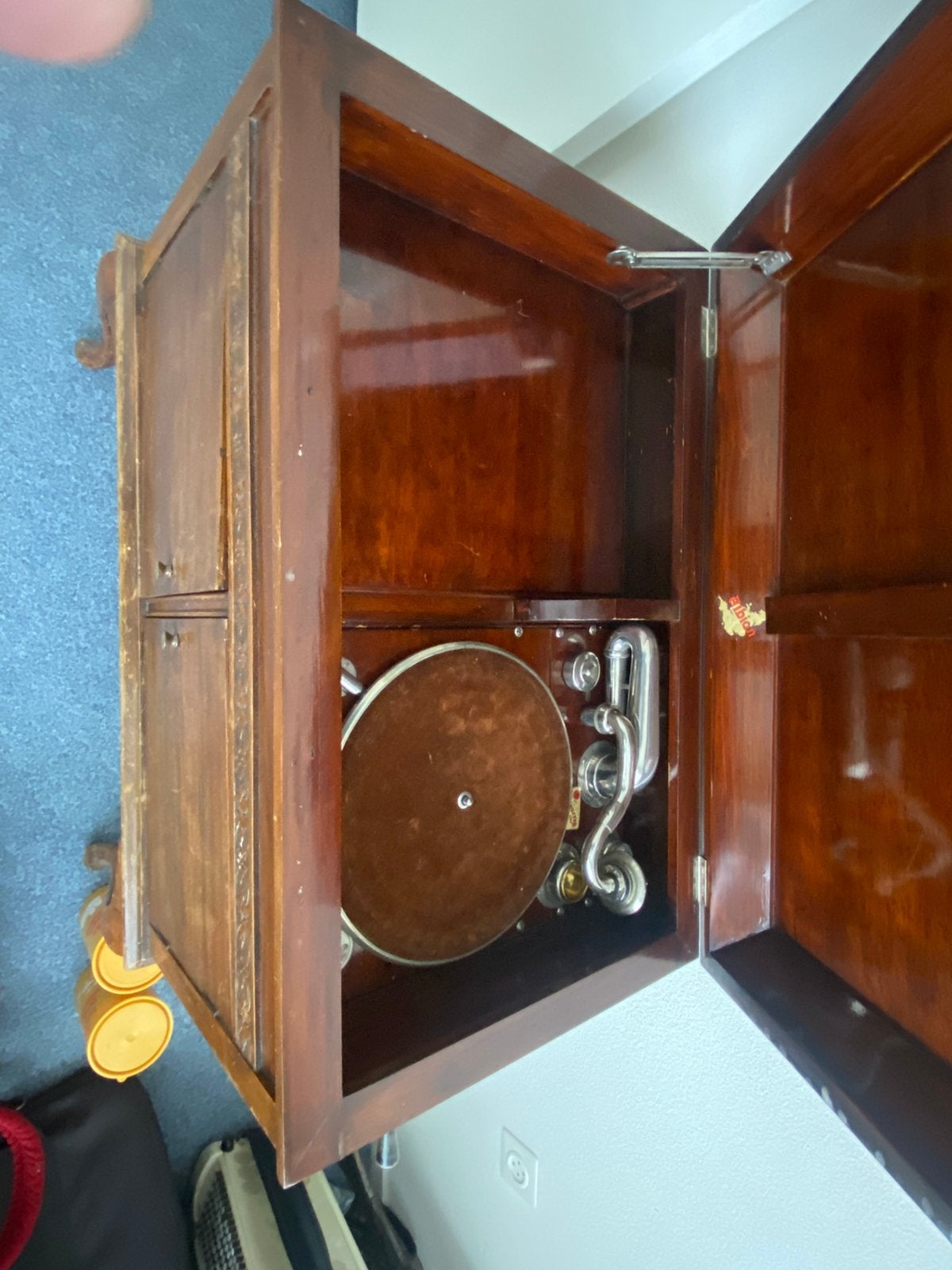 Antieke grammofoon speler, Ophalen