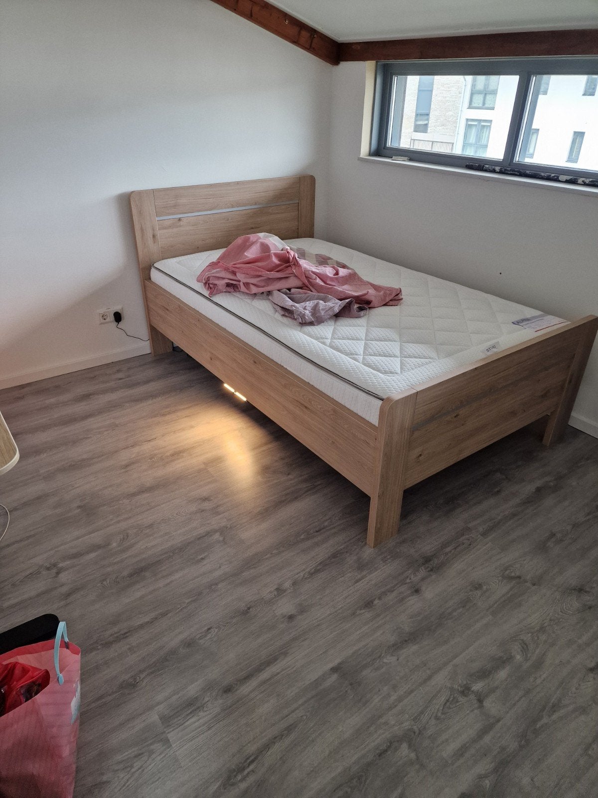 Eenpersoonsbed met matras en lattenbodem, Eenpersoons, Bruin, Ophalen of Verzenden, Zo goed als nieuw