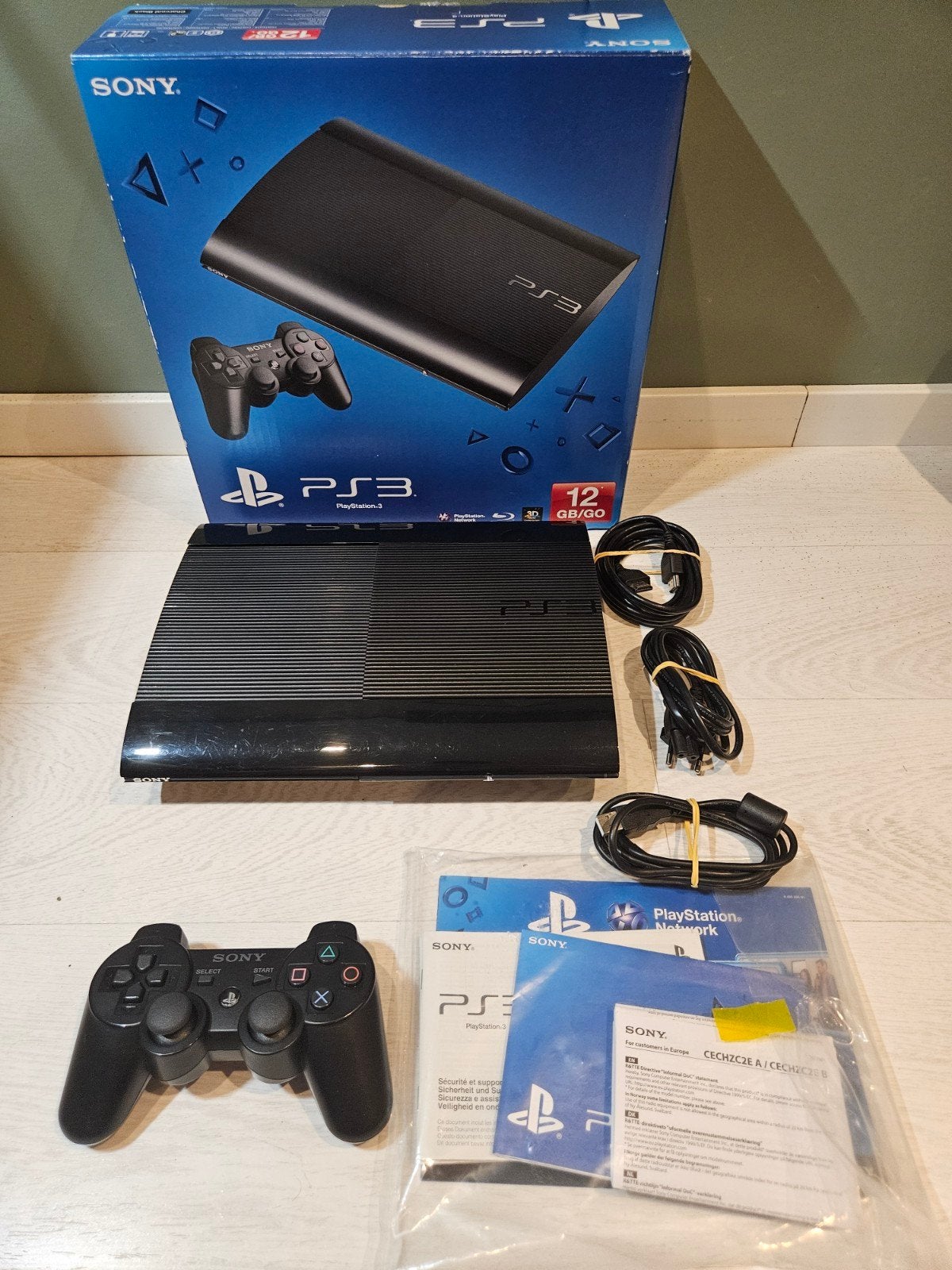 Sony PS3 Super Slim - 12GB CIB, Spelcomputers en Games, Spelcomputers | Sony PlayStation 3, Super Slim, Ophalen of Verzenden, Met 1 controller