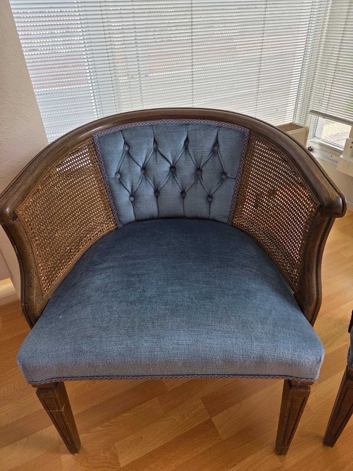 2 oude houten stoelen met riet, blauw, Ophalen, Gebruikt, 75 tot 100 cm, 50 tot 75 cm