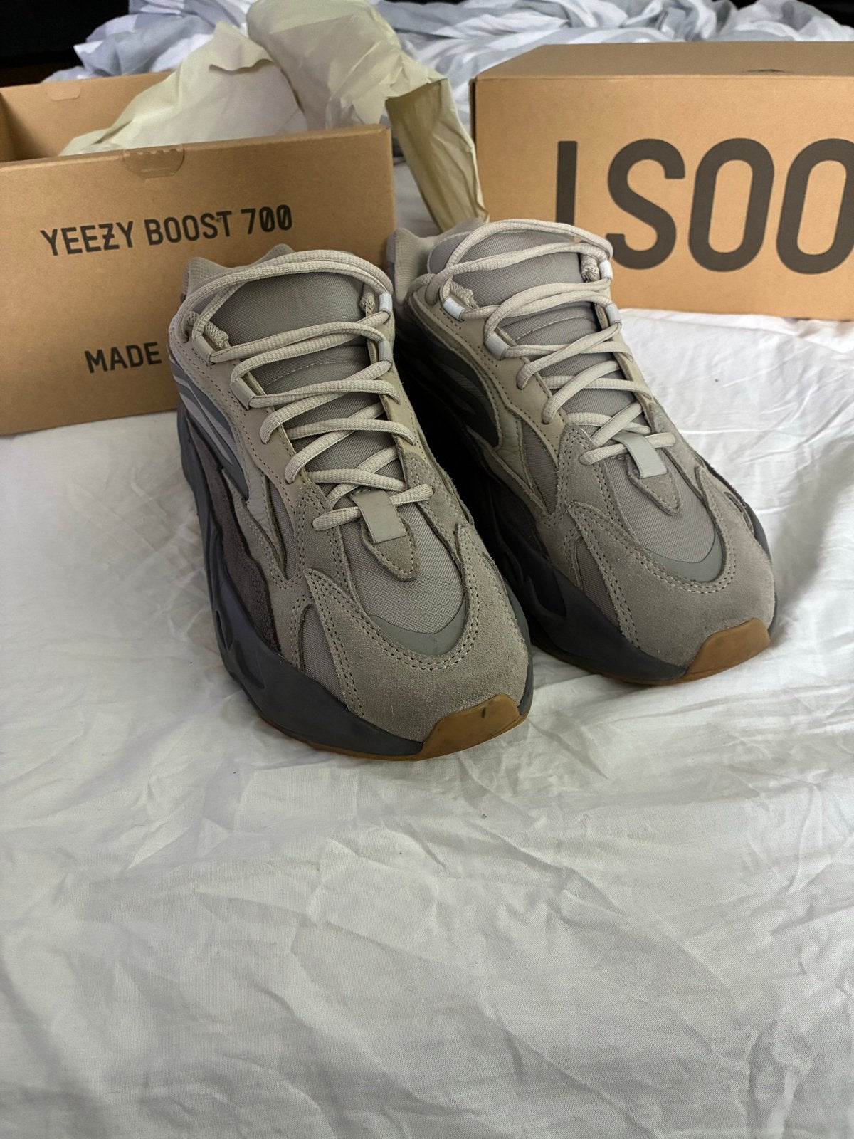 Yeezy Boost 700 V2 Tephra - Zo goed als nieuw, Kleding | Heren, Schoenen, Ophalen of Verzenden, Zo goed als nieuw, Overige kleuren