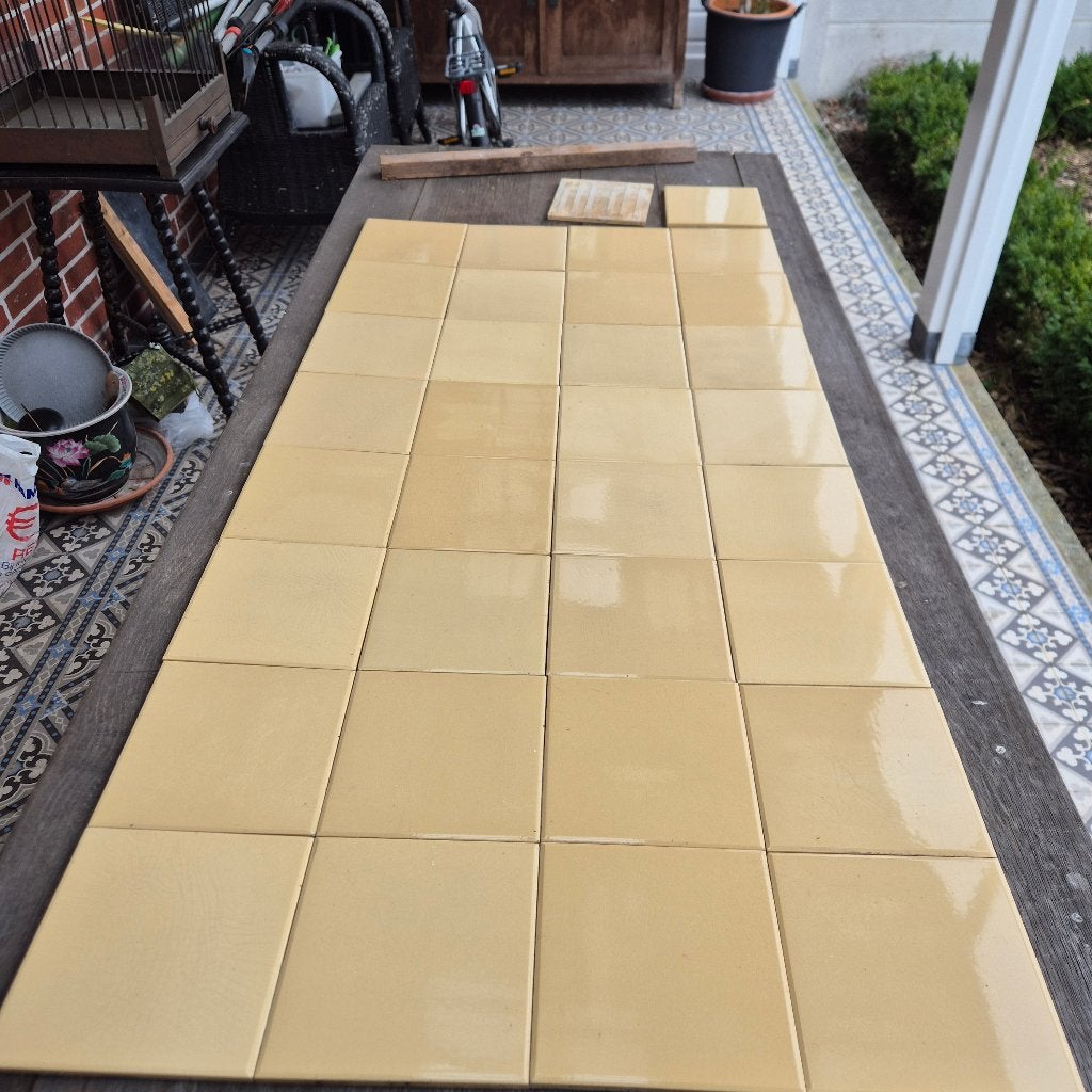 > 30m2 Antieke warm gele wandtegels klein facetrandje 15x15, Ophalen
