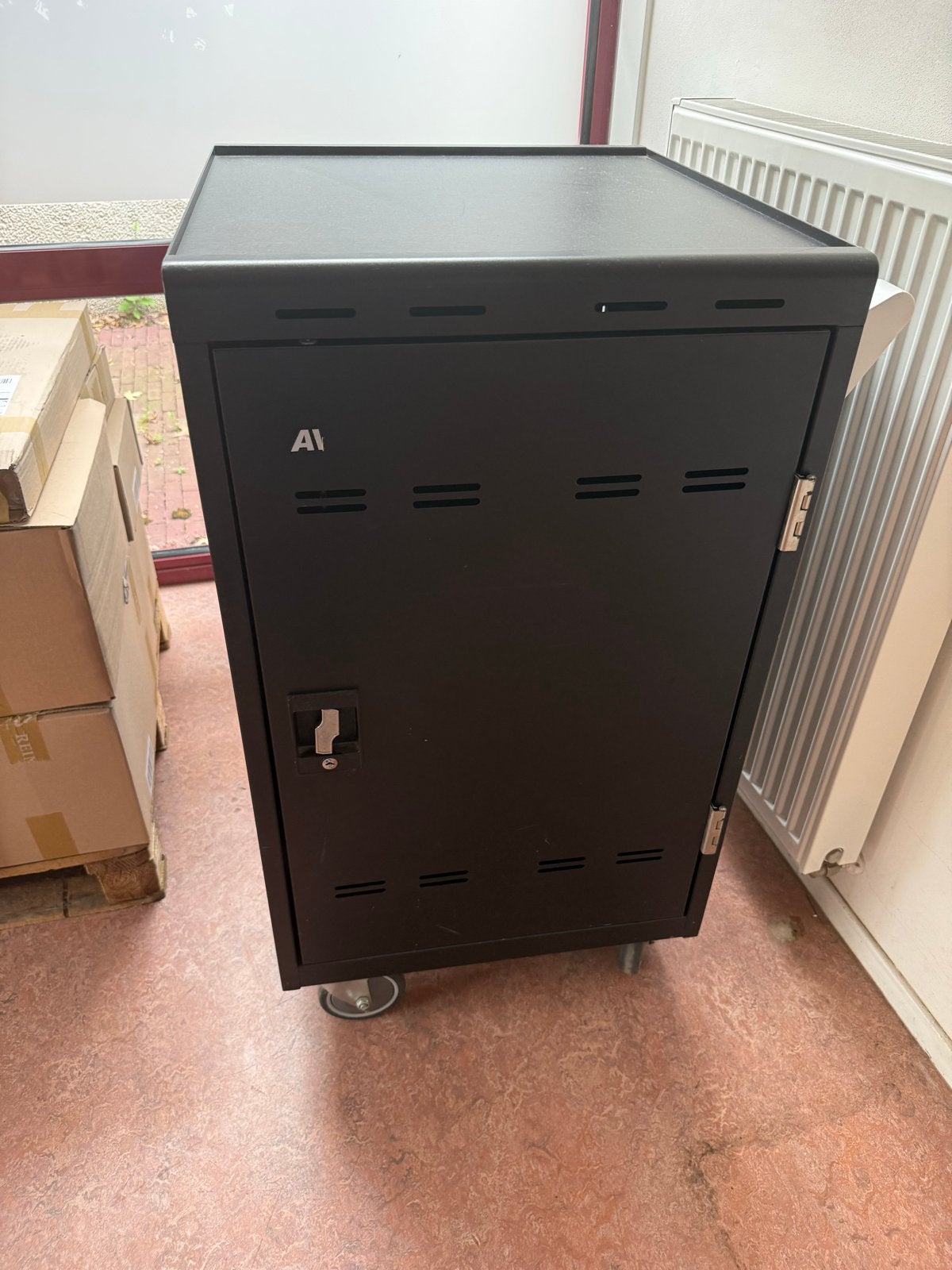 Mobiele Oplaadkast voor Laptops/Tablets (32 apparaten), Ophalen, Gebruikt