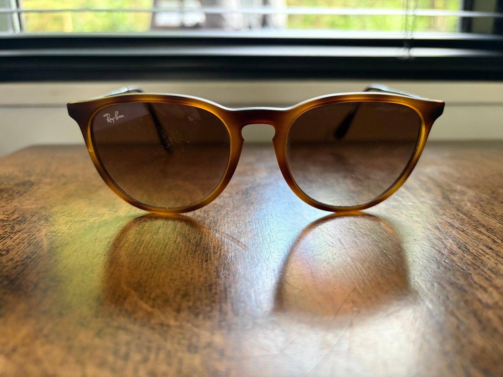 Ray-Ban Erika zonnebril – bruin montuur, Sieraden, Tassen en Uiterlijk, Zonnebril, Bruin, Ophalen of Verzenden, Zo goed als nieuw