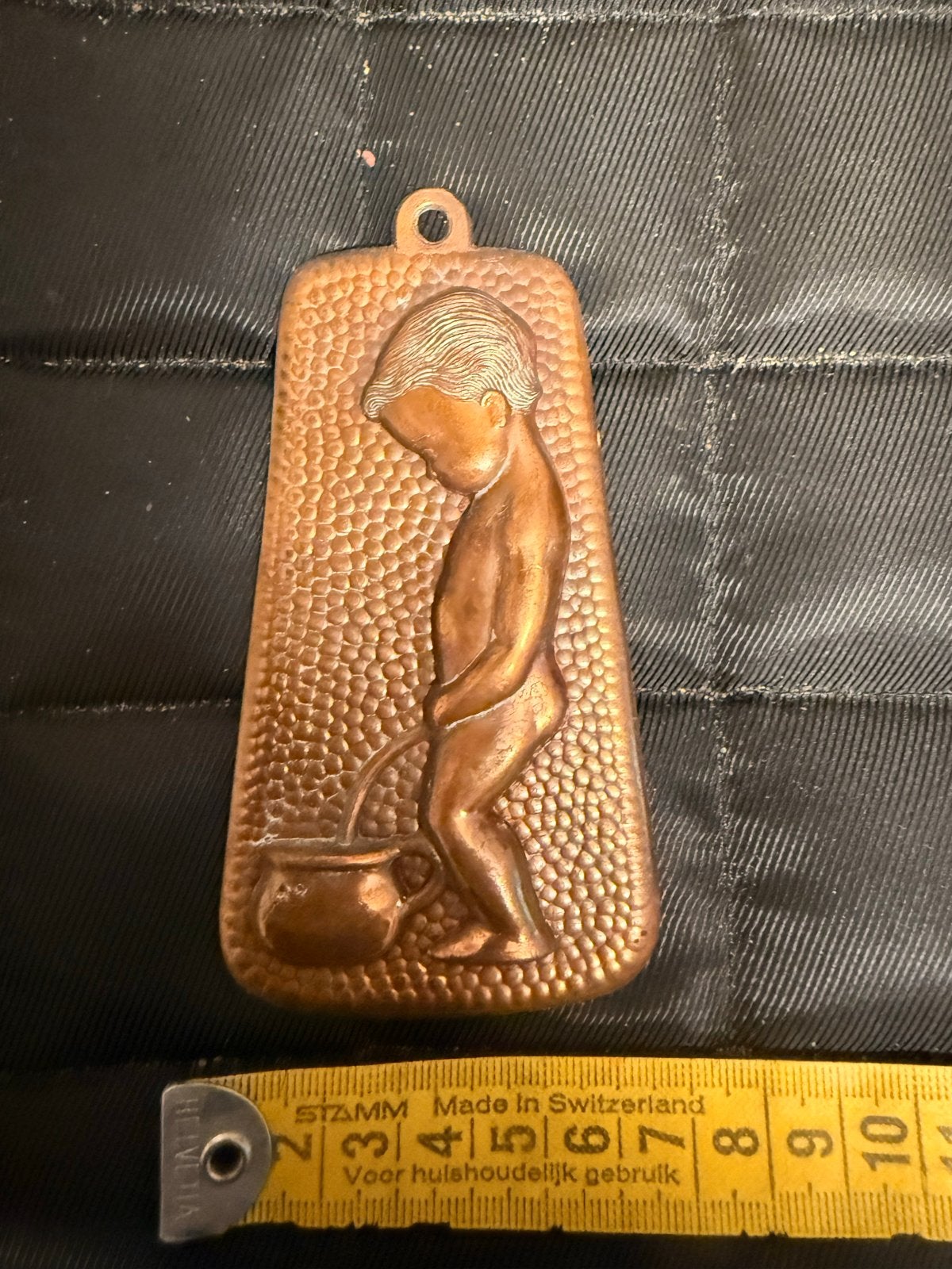 Vintage Koperen Manneken Pis Plaquette, Antiek en Kunst, Ophalen