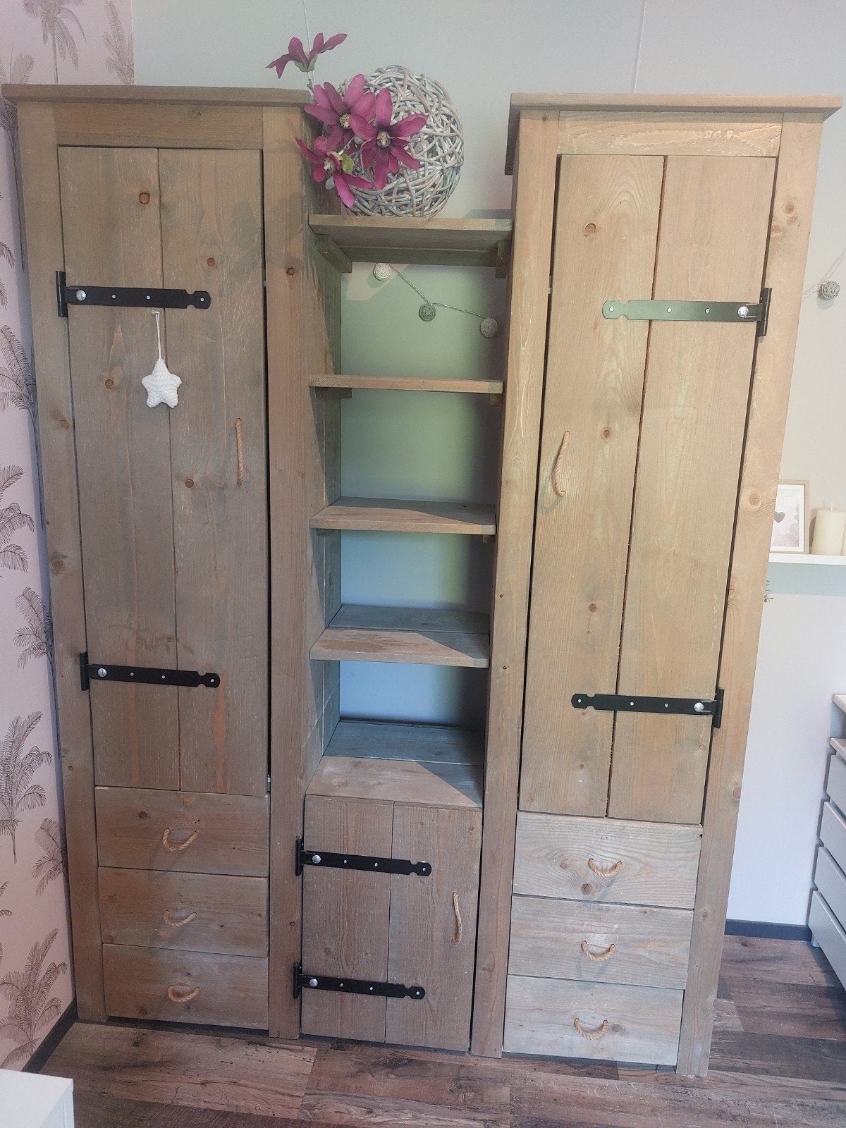 Robuuste steigerhouten kledingkast, Huis en Inrichting, Kasten | Kledingkasten, Met deur(en), Gebruikt, 100 tot 150 cm, 200 cm of meer