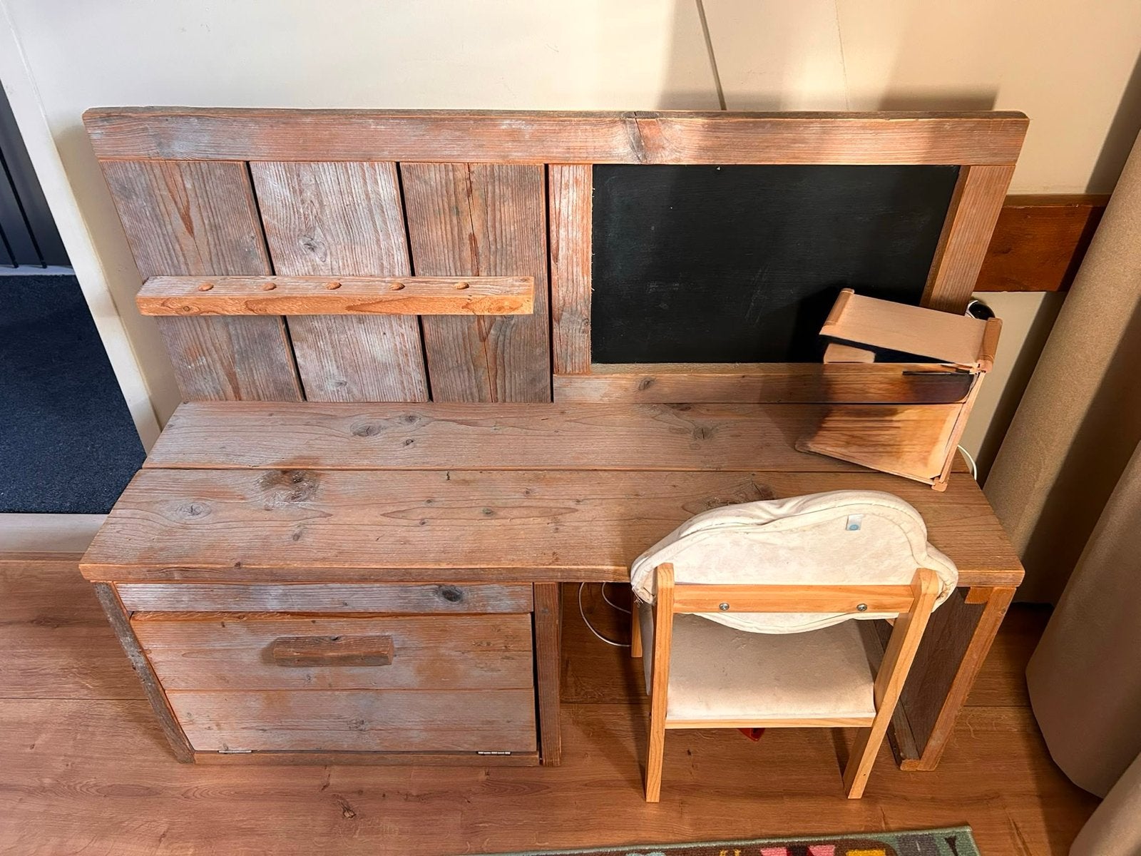 Stijgerhouten kinderbureau met schoolbord, Gebruikt, Kinderbureau, Bruin, Ophalen of Verzenden