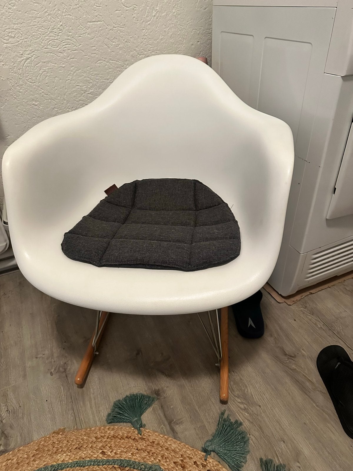 Witte schommelstoel met houten onderstel en vloerkleed, Huis en Inrichting, Ophalen, Wit, Zo goed als nieuw, Eén
