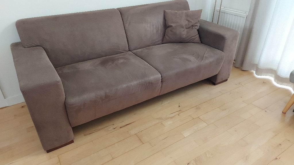 Ruime tweezitsbank, suedelook, taupekleurig, Ophalen, Gebruikt, Tweepersoons, 75 tot 100 cm