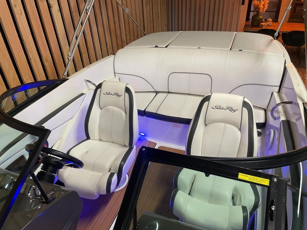 SEA RAY 190 SPORT 4.5 MPI V6 200PK Bj'20 LED! AUDIO! SeaDek!, 3 m, 0 cm, Sea Ray, 200 pk of meer