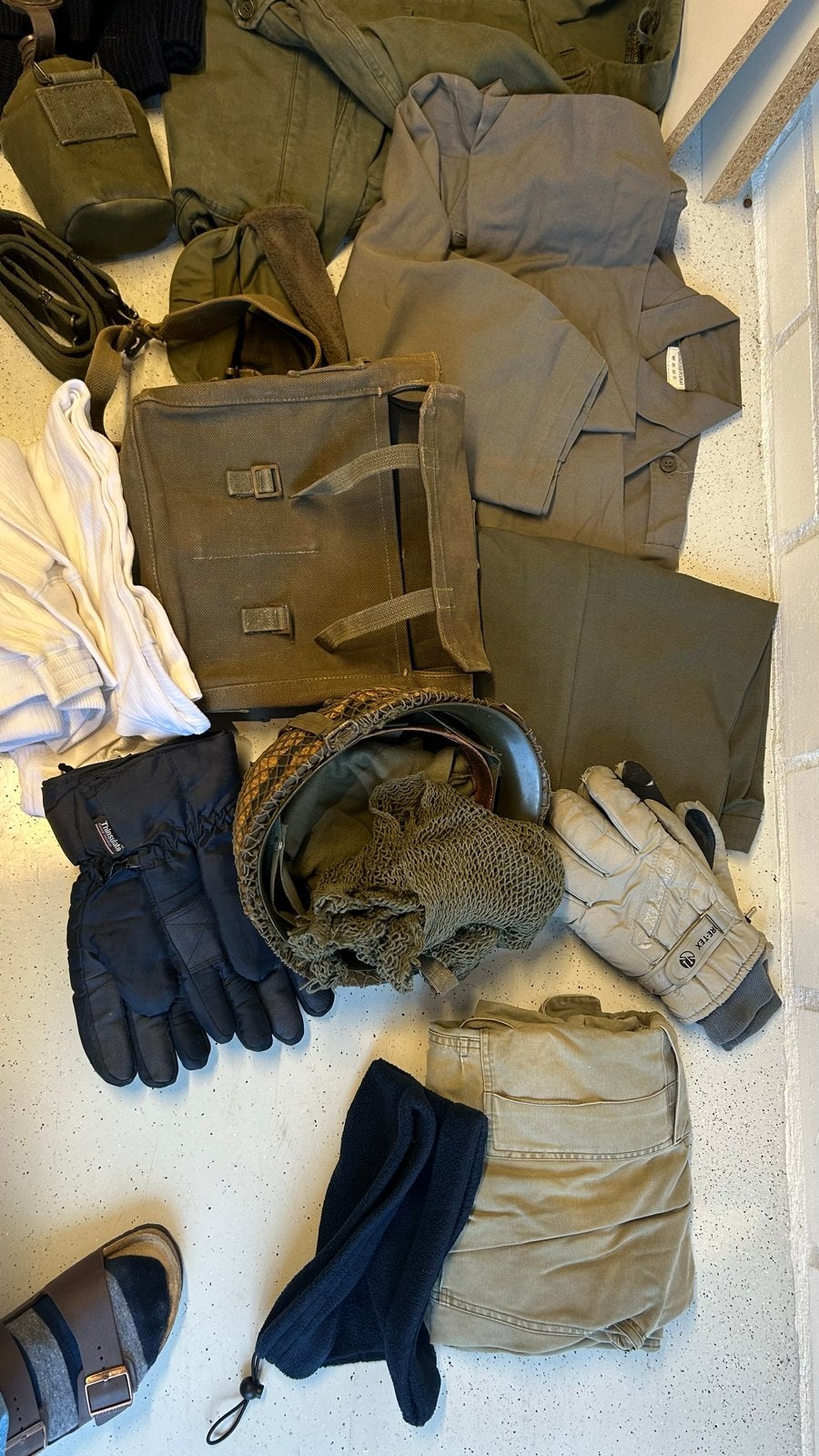Diverse militaire spullen, inclusief winterjas, en tas, Verzamelen, Ophalen, Landmacht, Overige gebieden, Kleding of Schoenen