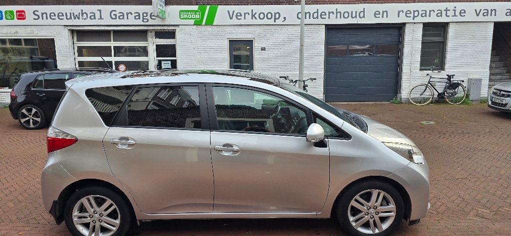 Toyota Verso-S 1.3 Vvt-i Multidrive CVT 2011 Grijs, Auto's, Stof, Zwart, 4 cilinders, Bedrijf