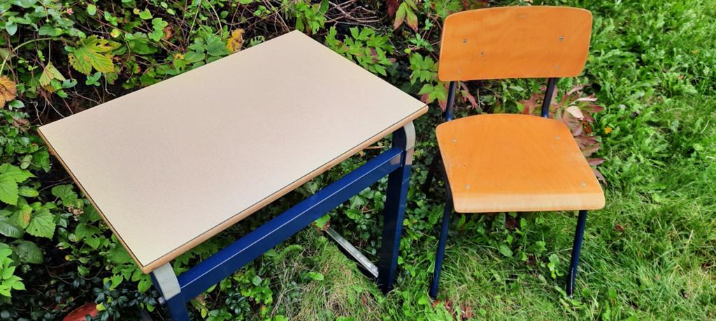 Vintage Schoolbureau met Stoel - Hout en Metaal, Gebruikt, Schoolbureau, Ophalen of Verzenden, Overige merken