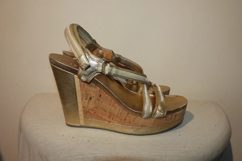 Prada gouden sandalen sleehak merk op de zijkant zool 39, Overige kleuren, Prada, Verzenden, Sandalen of Muiltjes