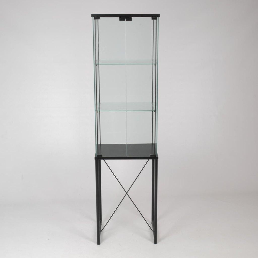 Gezocht: Vitrinekast IKEA, Huis en Inrichting, Kasten | Vitrinekasten, Ophalen, Glas, 50 tot 100 cm, Zo goed als nieuw