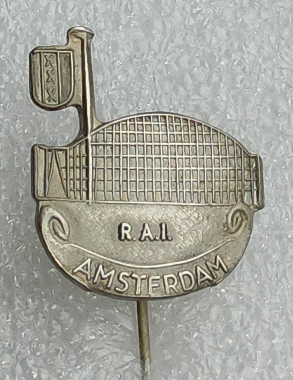 Vintage Speldje R.A.I. Amsterdam met wapen, Ophalen of Verzenden, Gebruikt, Overige onderwerpen, Speldje of Pin
