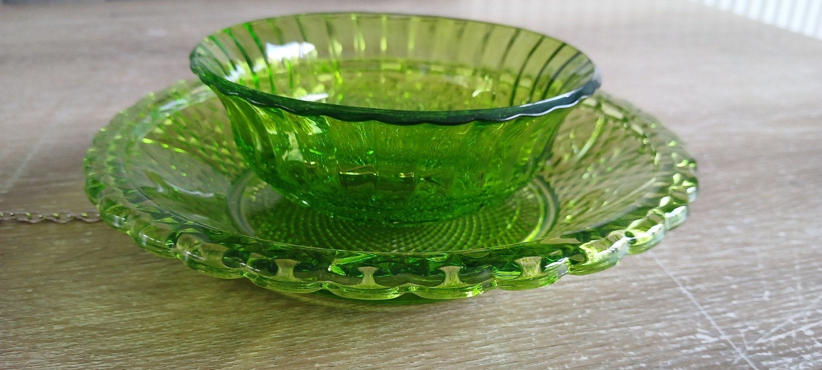 Groen glas persglas decoratie met ketting uranium ?, Ophalen of Verzenden