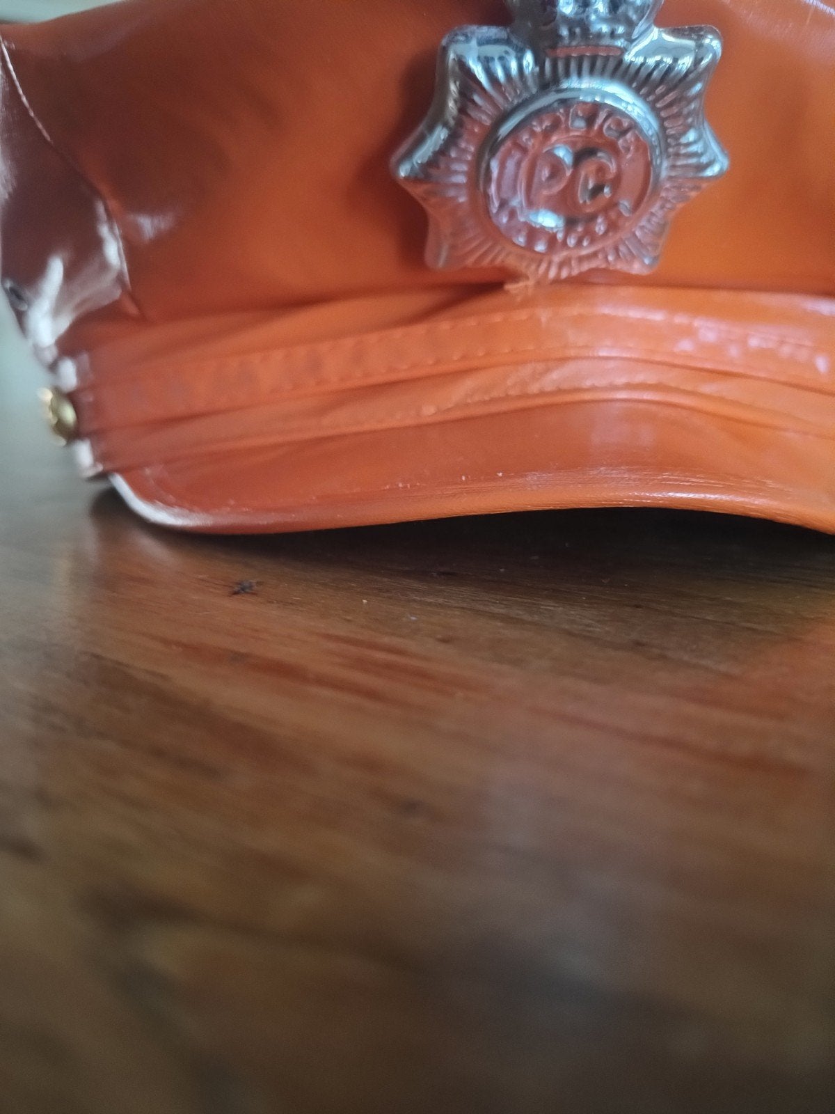 Oranje Politiepet - Perfect voor Carnaval of Koningsdag!, Ophalen of Verzenden, Gebruikt, Hoed of Pruik, Carnaval