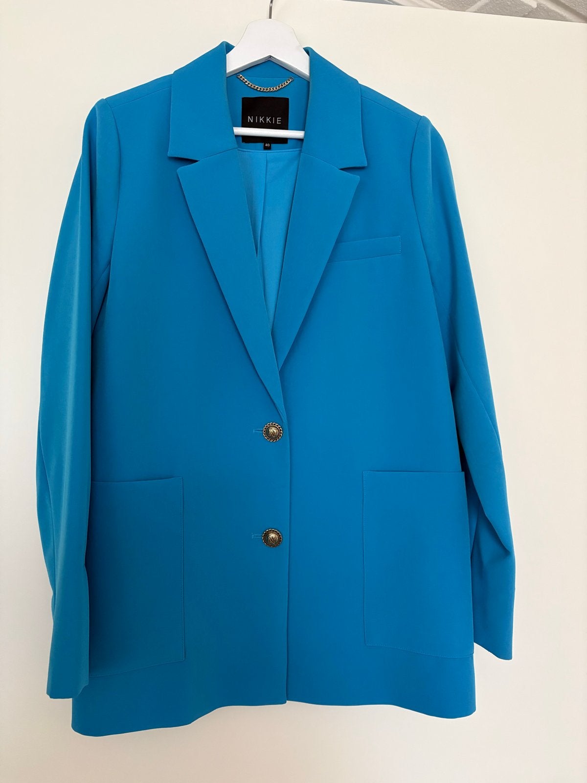 Nikkie blazer in helder blauw - Maat 40, Kleding | Dames, Jasjes, Kostuums en Pakken, Maat 38/40 (M), Blauw, Ophalen of Verzenden