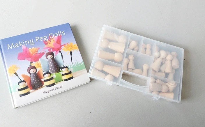 Boek 'Making Peg Dolls' en doos vol houten poppetjes, Fantasie, Knutselboek, Overige merken, Beschrijfbaar