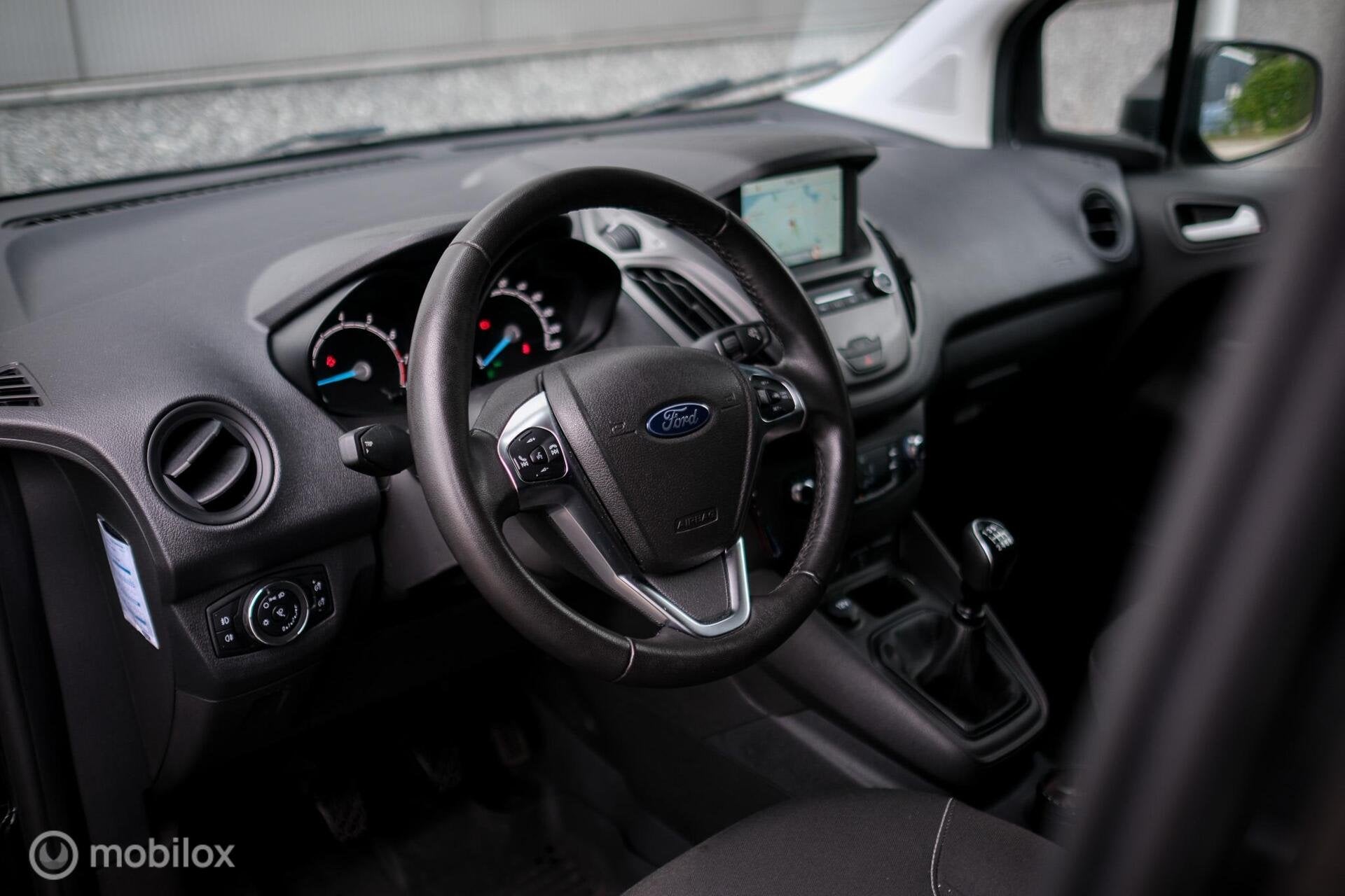 Ford Transit Courier 1.0 Ambiente | Trekhaak | Navigatie | S, Dealer onderhouden, Stof, Gebruikt, Zwart