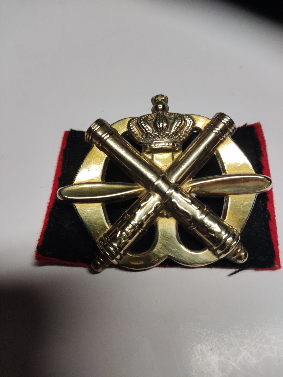 Prachtig oud koperen LUA baretembleem met dunne voetjes., Verzamelen, Ophalen of Verzenden, Landmacht, Nederland, Embleem of Badge