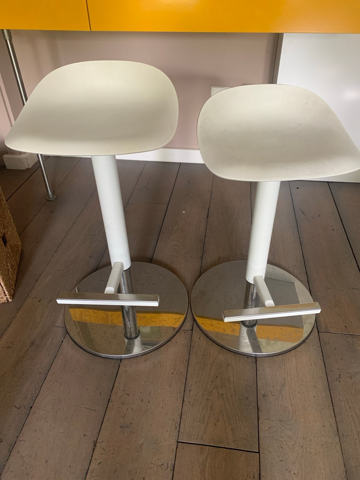 2 IKEA barkrukken, wit met chroom, perfect werkend, Ophalen, Kunststof, Gebruikt, In hoogte verstelbaar