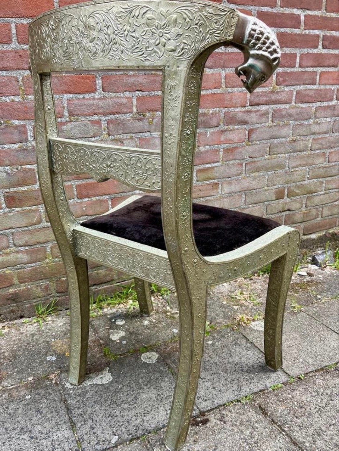Antieke stoel met leeuwenkoppen en fluwelen zitting, Antiek en Kunst, Antiek | Meubels | Stoelen en Banken, Ophalen