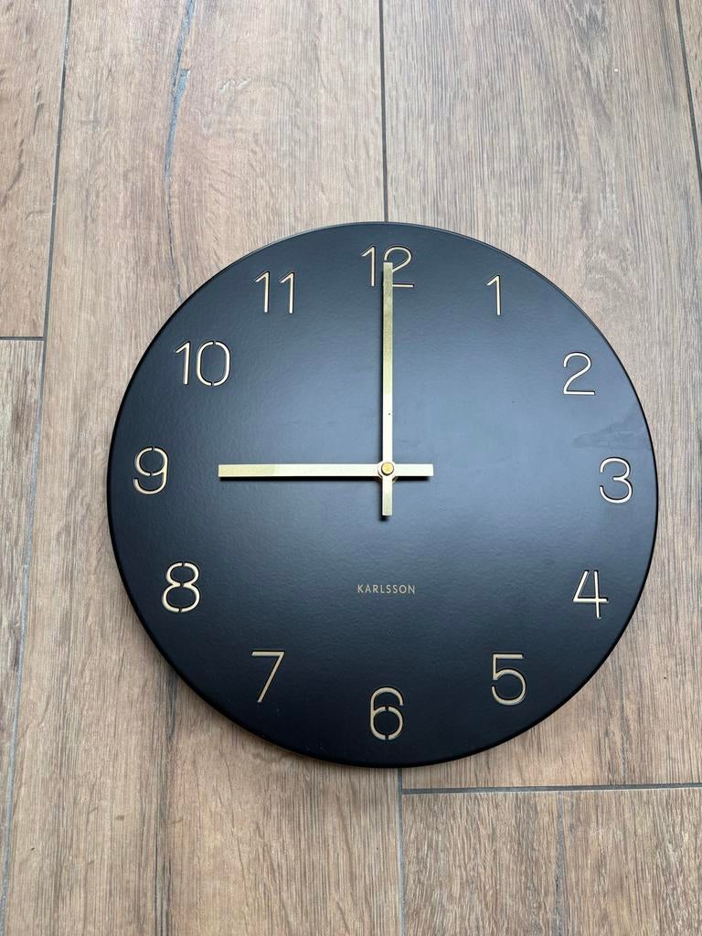 Karlsson Wandklok Zwart met Gouden Cijfers, Huis en Inrichting, Woonaccessoires | Klokken, Ophalen of Verzenden, Zo goed als nieuw